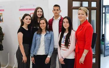 Nagrađeni srednjoškolci iz Bara sa mentorkom