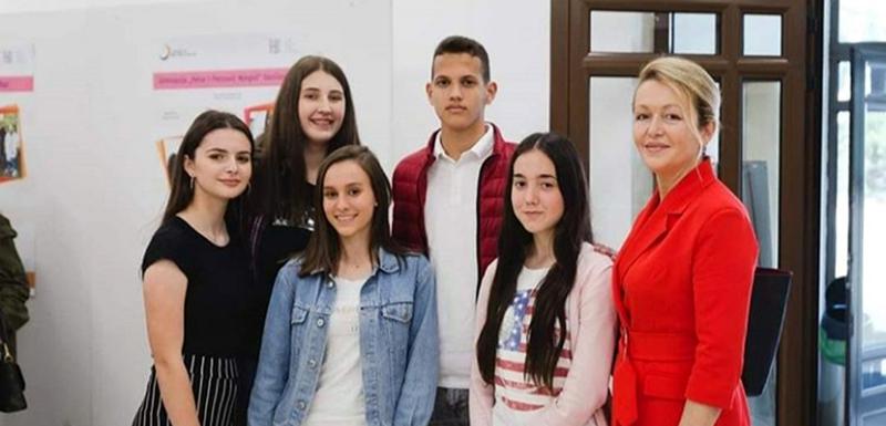 Nagrađeni srednjoškolci iz Bara sa mentorkom
