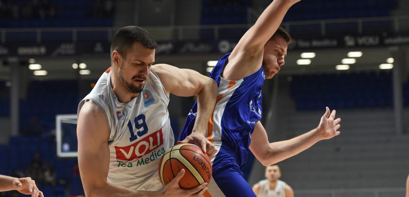 Zoran Nikolić i Strahinja Mićović u duelu na prvom meču u Podgorici