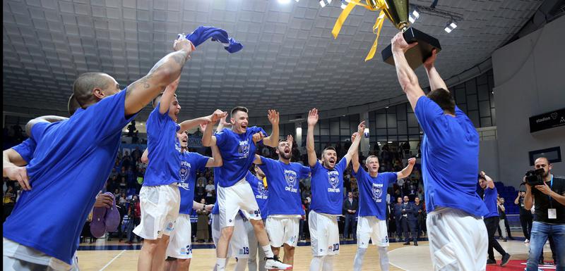 Košarkaši Budućnosti proslavljaju titulu (Foto: Filip Roganović)