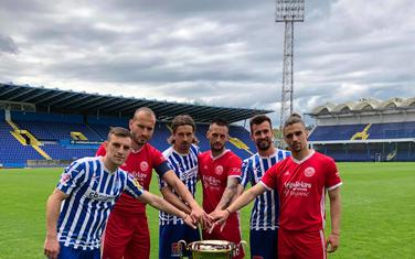 Fudbaleri Budućnosti i Lovćena poziraju sa trofejom Kupa