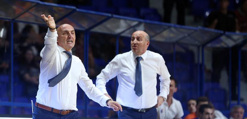 Trener Mornara Mihailo Pavićević i predsjednik Đorđije Pavićević na sinoćnoj utakmici