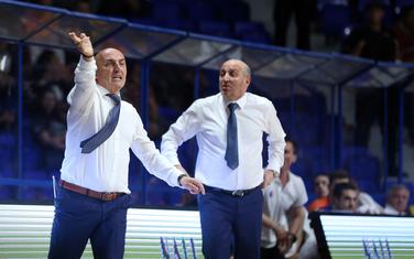 Trener Mornara Mihailo Pavićević i predsjednik Đorđije Pavićević na sinoćnoj utakmici