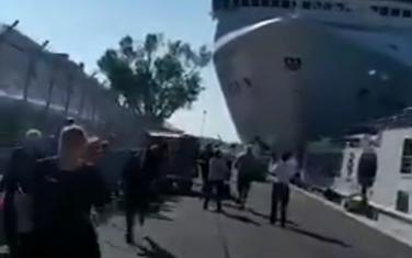 Kruzer "MSC" udario u mali turistički brod