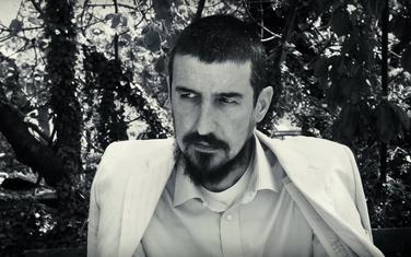 “Nekad sam toliko lijen da se i sam sebi smučim”: Dejan Dedović Dedduh u spotu za pjesmu “Đedovina”