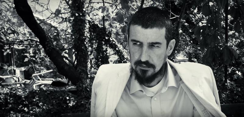 “Nekad sam toliko lijen da se i sam sebi smučim”: Dejan Dedović Dedduh u spotu za pjesmu “Đedovina”