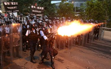 Policija ispaljuje suzavac na demonstrante