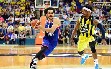 Šejn Larkin prodire pored Alija Muhameda