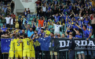 Slavlje fudbalera i navijača Kosova