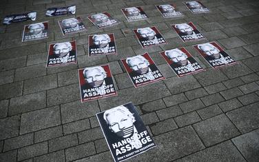 Sa protesta ispred suda