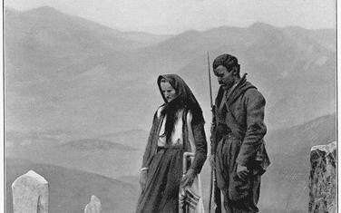 Žena/majka i sin nad grobom muža/oca, Skadar 1913.