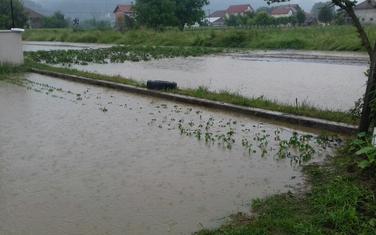 Njive uništene, voda došla do kuća