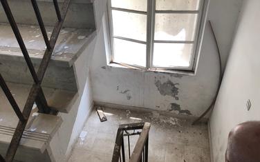 Oštećeni zidovi, malter pada...