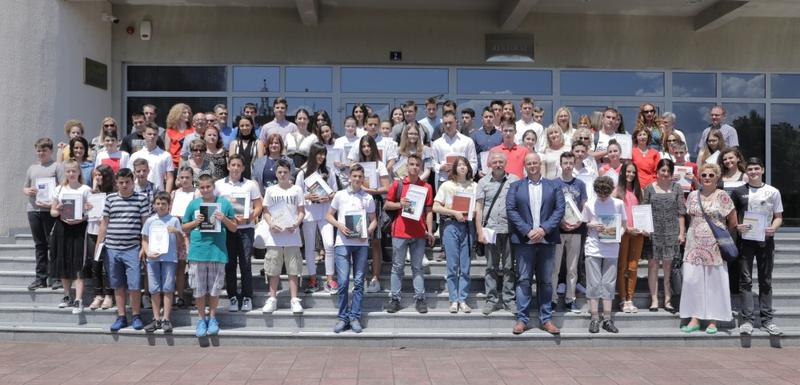Nagrađeni đaci sa predstavnicima škola i Univerziteta