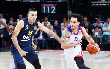 Noć za pamćenje: Šejn Larkin prodire pored Kostasa Slukasa