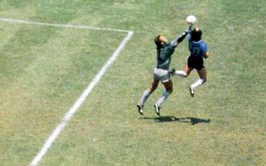 Maradona postiže gol protiv Engleske