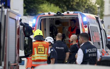 Policija i spasioci na mjestu urušavanja zgrade