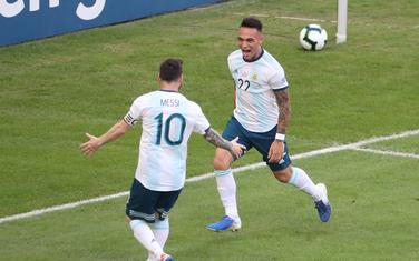 Lautaro Martines slavi gol sa Lionelom Mesijem