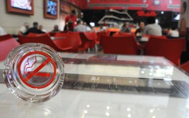 Navodno slijedi zabrana pušenja u barovima i restoranima