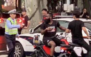 Policajac zaustavlja Hardena