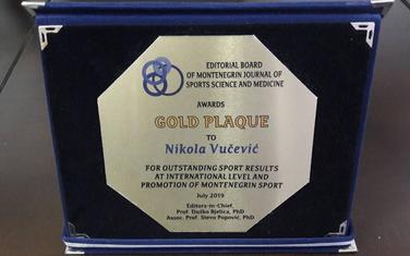Plaketa koju će uručiti Nikoli Vučeviću