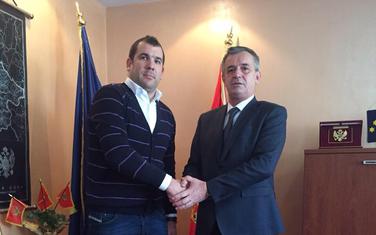 Popović (desno) predao vlast Krapoviću