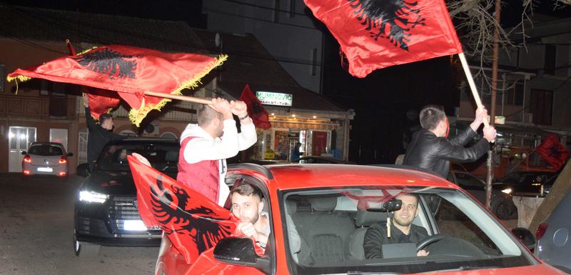 Slobodno isticanje nacionalnih simbola: Izborno slavlje u Tuzima