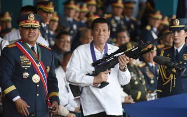 Predsjednik Filipina Rodrigo Duterte pozira sa puškom