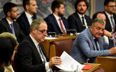 Vladajuća koalicija predložila Etički kodeks: Detalj iz Skupštine