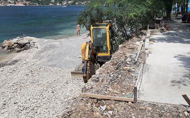 Nepoznati investitor proširio zemljani plato iznad plaže