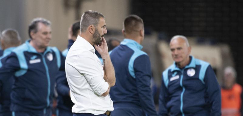 Martin Ševela, trener Slovana, u pozadini je stručni štab Sutjeske