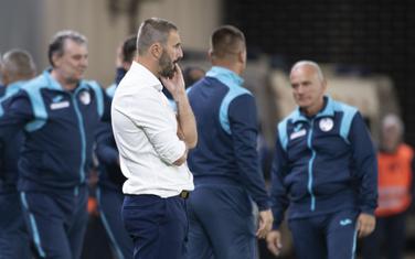 Martin Ševela, trener Slovana, u pozadini je stručni štab Sutjeske