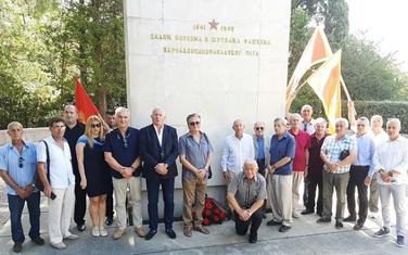 Kod spomenika Bezmetković