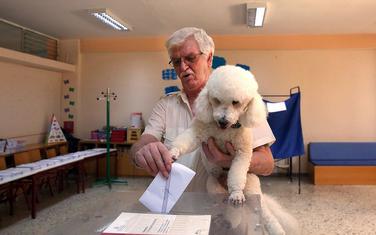 Jedan od glasača na vanrednim parlamentarnim izborima u Grčkoj na kojima je pobedu odnela konzervativna partija Nova Demokratija