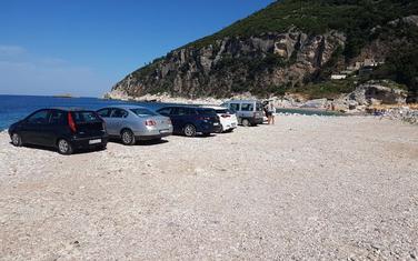 "Zagazili" barem pet metara u more