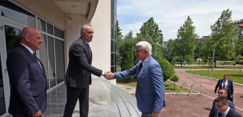 Premijer prilikom posjete rektoru UCG Danilu Nikoliću