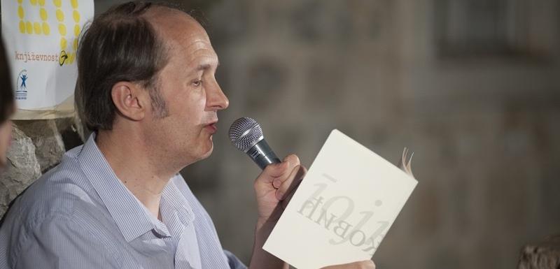 Gojko Božović na Trgu pjesnika u Budvi