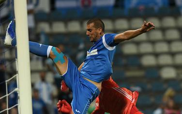 Stefan Nikolić u duelu sa golmanom Greifom