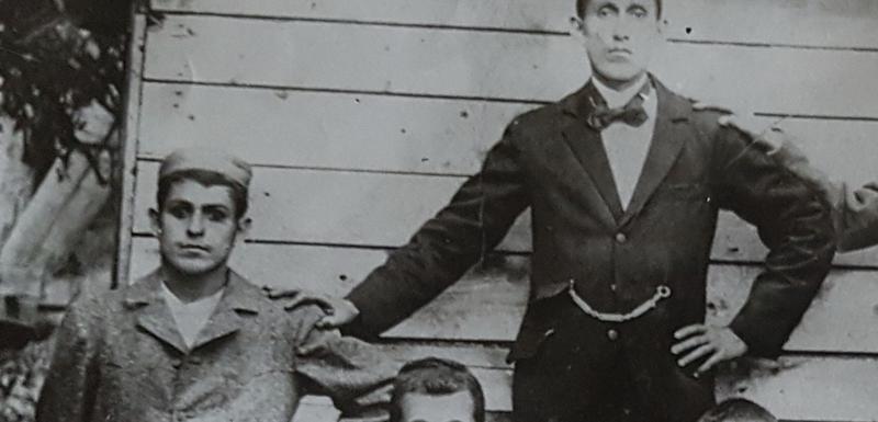 Manojlo Mišnić (stoji prvi slijeva) s braćom Ilijom, Vukajlom i Milijom dok su početkom prošlog vijeka radili u Americi