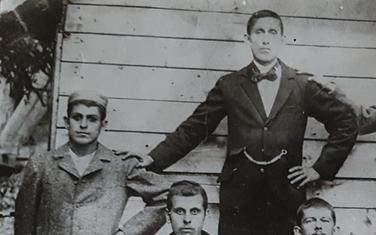 Manojlo Mišnić (stoji prvi slijeva) s braćom Ilijom, Vukajlom i Milijom dok su početkom prošlog vijeka radili u Americi