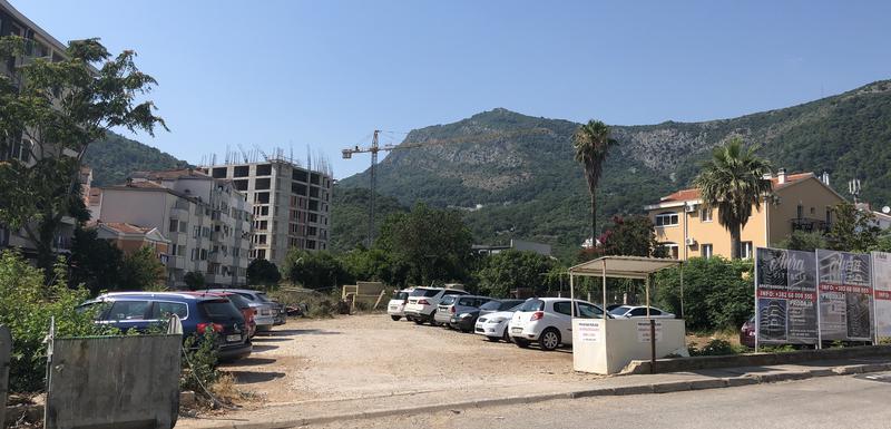 Parcela na kojoj je predviđena gradnja i Pribilovićeva kuća desno