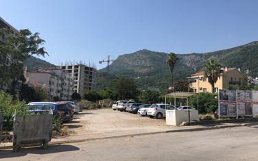 Parcela na kojoj je predviđena gradnja i Pribilovićeva kuća desno