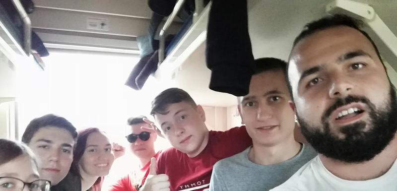 Novinar Vijesti sa djecom iz voza