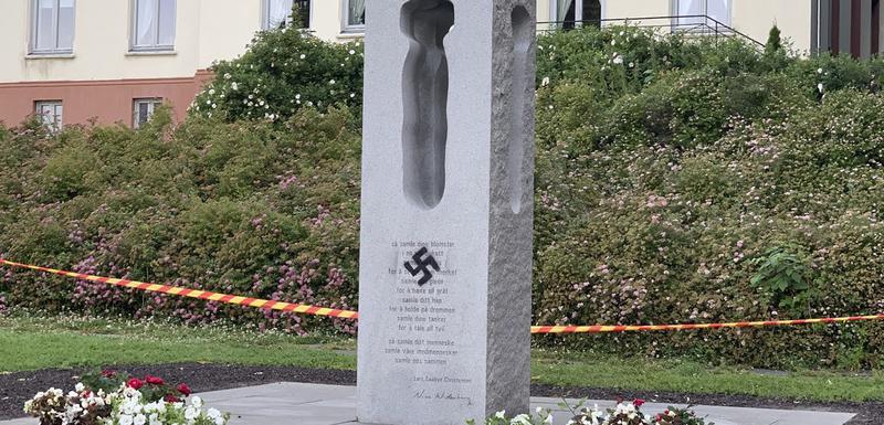 Sprejom naslikali kukasti krst