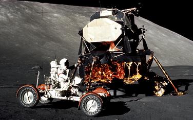 Komandant misije Apolo 17 Judžin Sernan vozi LRV na Taurus-Litrou 11. decembra 1972