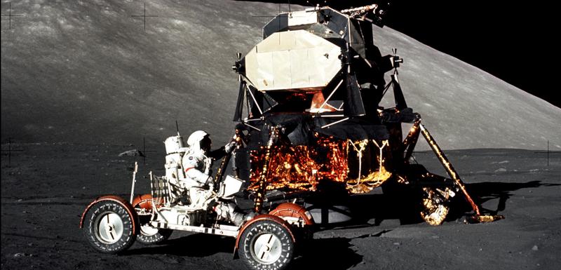 Komandant misije Apolo 17 Judžin Sernan vozi LRV na Taurus-Litrou 11. decembra 1972