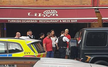 Mesut Ozil ispred restorana u koji je pobjegao od bande