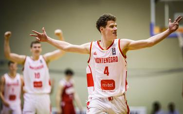 Vasilije Milović slavi trojku za 81:74