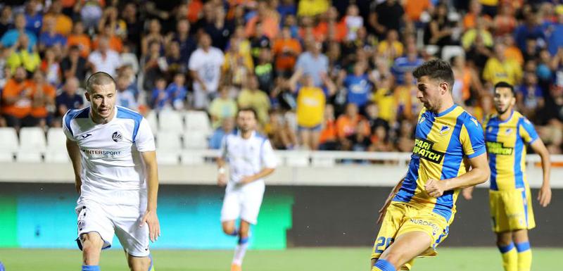 Pavlović postiže gol za APOEL