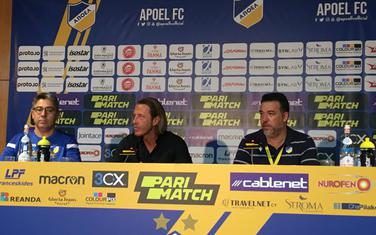 Trener APOEL-a Tramecani (u sredini) na konferenciji za medije